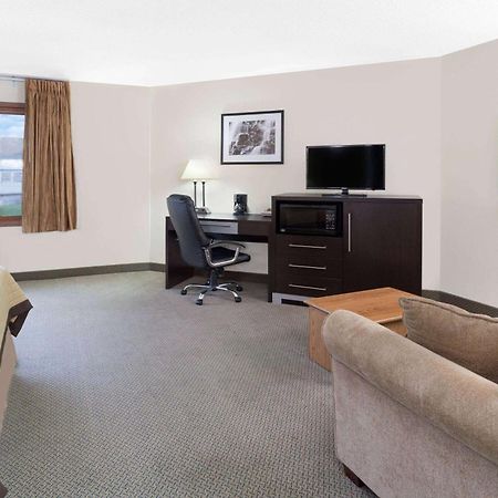 Baymont By Wyndham Green Bay Exterior photo