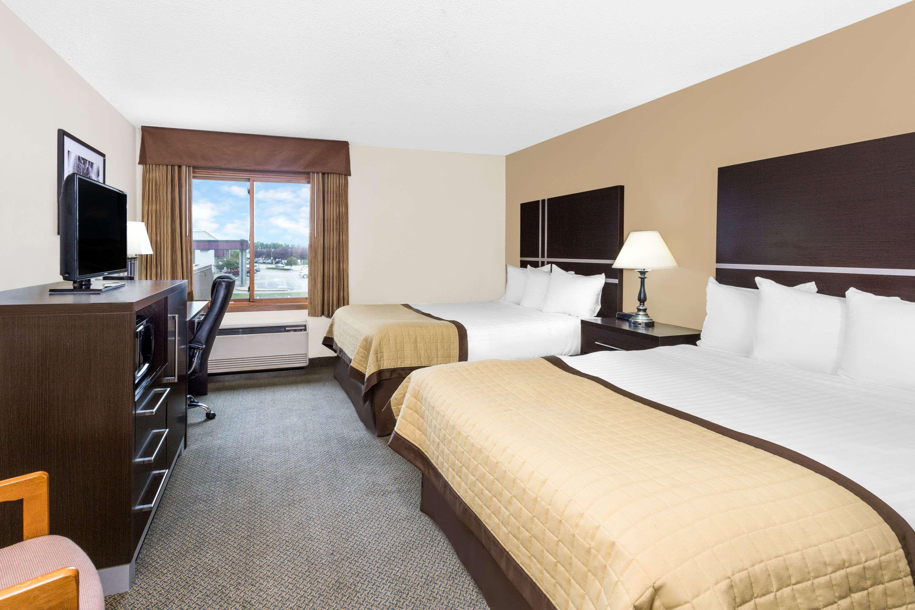 Baymont By Wyndham Green Bay Exterior photo
