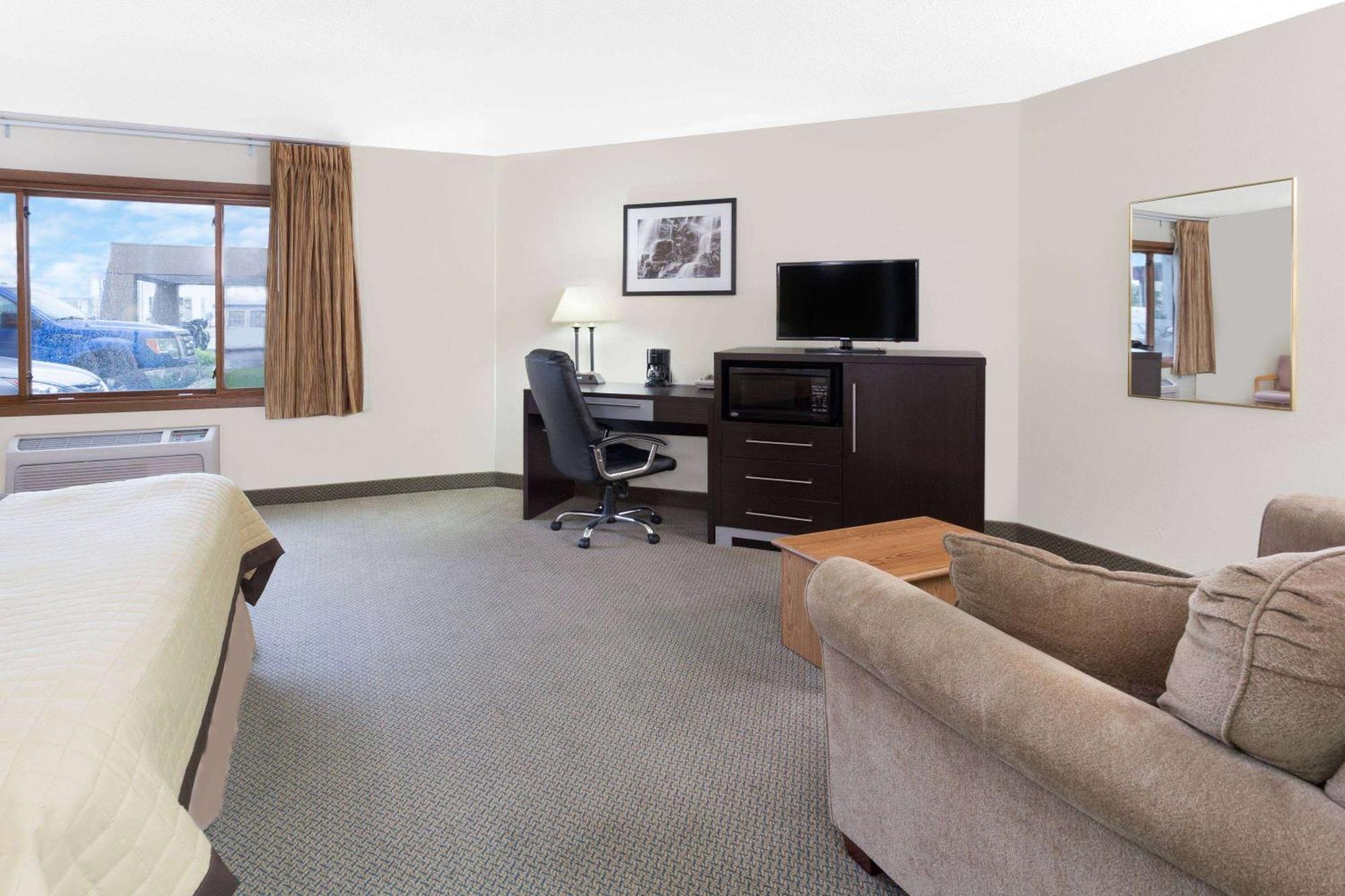 Baymont By Wyndham Green Bay Exterior photo